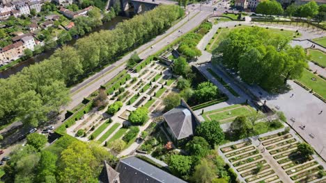 Botanical-garden-of-bishopric-and-Pont-Neuf-bridge,-Limoges-in-France