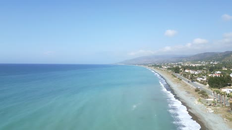 Chrysochous-Bay-Auf-Zypern-Mit-Klarem,-Blauem-Wasser-Und-Küstenstadt,-Luftaufnahme