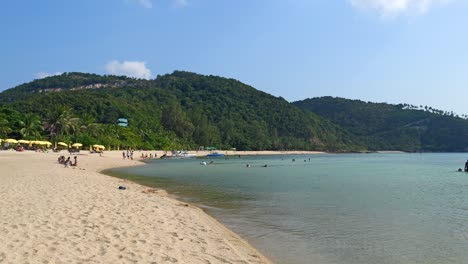 People-enjoying-beach-on-island-of-Koh-Pha-Ngan-in-Thailand