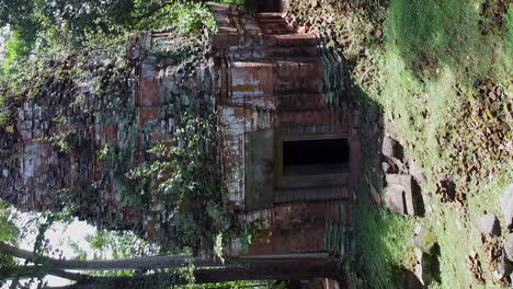 Cámara-De-Formato-Vertical-Se-Acerca-A-Las-Torres-De-Piedra-En-Koh-Ker-En-Camboya