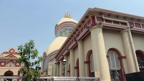 Toma-De-ángulo-Bajo-Del-Templo-Kalighat-Con-Su-Cúpula-Dorada-Durante-El-Día-En-Kolkata,-India