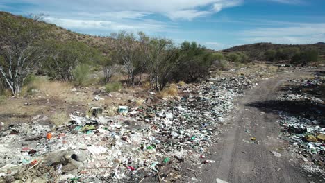 Basura-A-Lo-Largo-De-La-Carretera-En-Mulegé,-Baja-California-Sur,-México---Drone-Volando-Hacia-Adelante