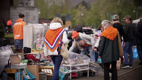 Handheld-Königstag-Ansicht-Auf-Garagenverkauf-Flohmarkt-Mit-Personen-Auf-Der-Suche