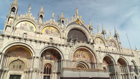 Markusdom-Auf-Dem-Markusplatz-In-Venedig-Mit-Vielen-Menschen-In-Der-Umgebung