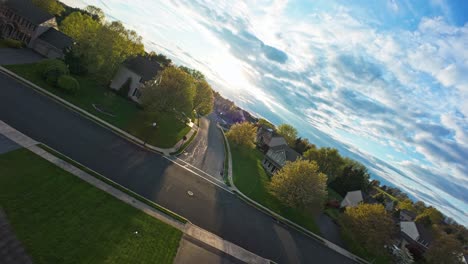 Vuelo-De-Drones-FPV-Sobre-Un-Colorido-Barrio-Con-árboles-Iluminados-En-Primavera