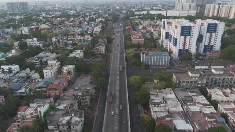 Una-Sorprendente-Perspectiva-Aérea-Del-Horizonte-De-Chennai,-Destacando-Las-Maravillas-Arquitectónicas-Y-Las-Bulliciosas-Calles-Bajo-Un-Cielo-Nublado