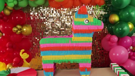 Celebración-Del-Cinco-De-Mayo-Con-Burrito-De-Piñata-Mexicano-Frente-A-Globos-Y-Fondo-Dorado