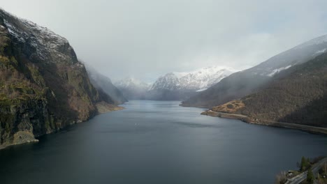 Fiordos-En-Noruega-Durante-El-Invierno-Por-La-Mañana-Con-Niebla