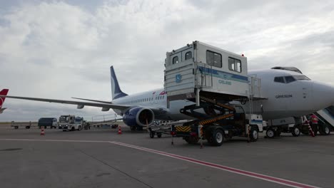 Auf-Dem-Rollfeld-Des-Flughafens-Trabzon,-Türkei:-Aufnahme-Eines-Flugzeugs,-Das-Mit-Passagiergepäck-Beladen-Wird