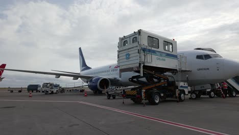 En-La-Pista-Del-Aeropuerto-De-Trabzon,-Turquía:-Capturando-Un-Avión-Cargado-Con-Equipaje-De-Pasajeros.