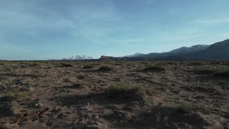 Viajando-Por-El-Terreno-árido-Y-Desolado-De-Utah,-EE.-UU.,-Mostrando-El-Concepto-De-Resiliencia-En-Medio-De-La-Dura-Belleza-De-La-Naturaleza.