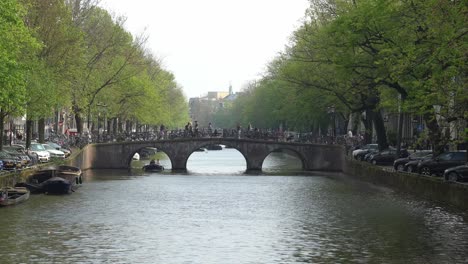 Blick-Auf-Den-Kanal-Und-Die-Umliegenden-Straßen