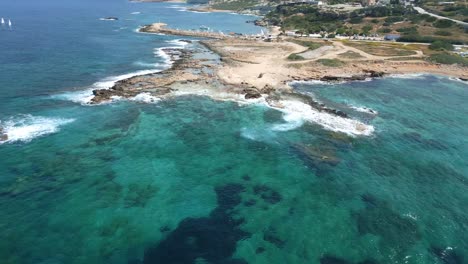 Playa-De-Agios-Georgios-En-Chipre,-Con-Aguas-Turquesas-Y-Una-Costa-Escarpada,-Vista-Aérea