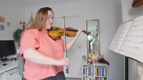 Instrumento-De-Cuerda-De-Arco,-Mujer-Joven-Aprendiendo-Violín-Musical,-Pasatiempos-En-El-Hogar
