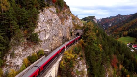 Viadukt-In-Österreich,-Semmeringbahn-Zug-Passiert