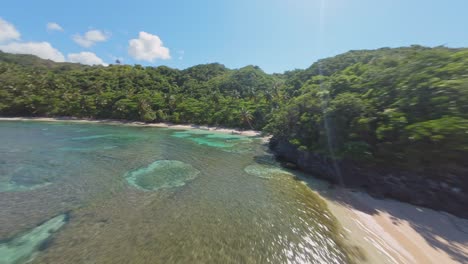 Playa-Ermitaño-–-Türkisfarbenes-Meer-Mit-Weißem-Sandstrand-Und-üppiger-Vegetation-In-Samana,-Dominikanische-Republik