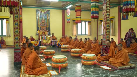 El-Culto-Budista-Se-Lleva-A-Cabo-Dentro-Del-Monasterio-Budista.