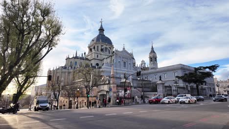 Wunderschöne-Almudena-Kathedrale-In-Madrid-Während-Einer-Romantischen-Lichtkulisse