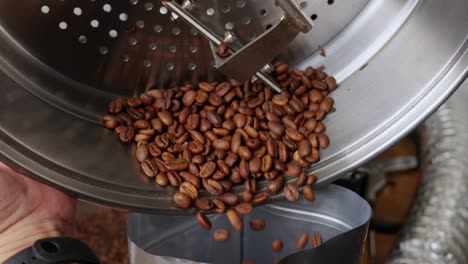 Bolsa-Hermética,-Sellando-La-Frescura-Del-Grano-De-Café,-Sabor-Aromático