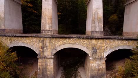 Viadukt-In-Österreich,-Semmeringbahn,-Filmischer-Drohnenschuss