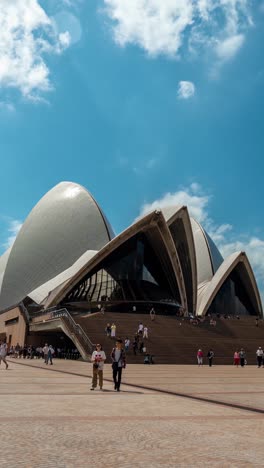 Timelapse-Vertical-De-4k,-Gente-Frente-Al-Edificio-De-La-Ópera-De-Sydney,-Emblemático-Monumento-De-La-Ciudad,-Australia