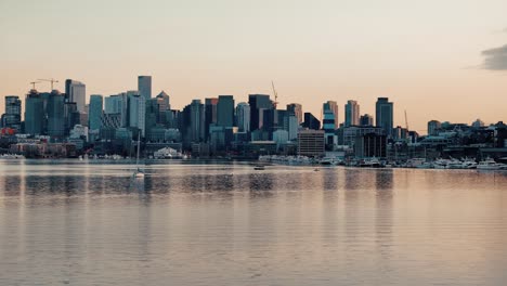 Un-Solo-Velero-Descansa-Sobre-El-Agua-Reflectante-En-El-Lago-Union-Al-Atardecer-Frente-Al-Horizonte-De-Seattle-Y-La-Aguja-Espacial