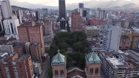 Luftaufnahme-Der-Metropolitankathedrale-Von-Medellin,-Eingebettet-Zwischen-Modernen-Hochhäusern