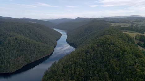 Hermosa-Toma-Aérea-Del-Lago-Barrington-Con-Reflejos-De-Bosques-Y-Nubes-Cerca-De-Sheffield-En-Tasmania,-Australia