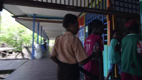 Schulflur-Mit-Laufenden-Kindern-Im-Teenageralter-Dorf-Bildungssystem-Indonesien