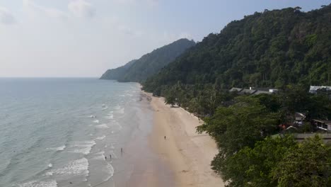 Luftaufnahme-Entlang-Der-Küste-Von-Koh-Chang-Beach-Mit-Tropischer-Waldlandschaft-Im-Hintergrund