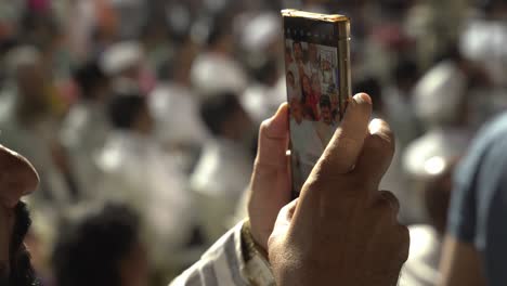 Ein-Indischer-Mann-Fotografiert-Politische-Führer,-Während-Er-Bei-Einer-öffentlichen-Kundgebung-Im-Rahmen-Des-Wahlkampfs-Zur-Lok-Sabha-Von-Uddhav-Thackeray-Und-Sharad-Pawar-Auf-Dem-College-Gelände-In-Warje-Spricht