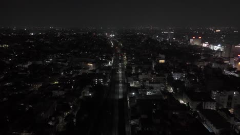 Luftaufnahme-Einer-Drohne-über-Der-Stadt-Chennai-Mit-Lichtern,-Nachtansicht-Der-Gebäude-Auf-Der-Eisenbahnstrecke