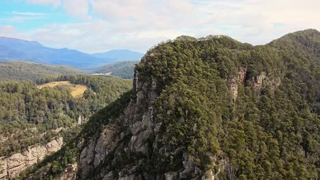 Vista-Por-Drones-Del-Cañón-Leven-En-Tasmania,-Australia