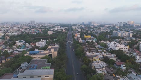Una-Impresionante-Vista-Panorámica-Del-Horizonte-De-Chennai,-Enmarcada-Por-Un-Manto-De-Nubes,-Creando-Un-Sorprendente-Contraste-Con-El-Paisaje-Urbano.