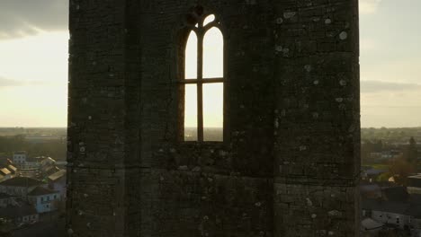 Órbita-Aérea-De-La-Hora-Dorada-Alrededor-De-La-Torre-De-La-Abadía-Agustina-Del-Siglo-XII.