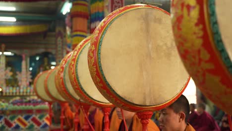 Im-Buddhistischen-Kloster-Findet-Buddhistischer-Gottesdienst-Statt