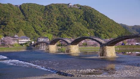 Puente-De-Primavera-Iwakuni-Kintaikyo-Estableciendo-Un-Disparo-En-Japón