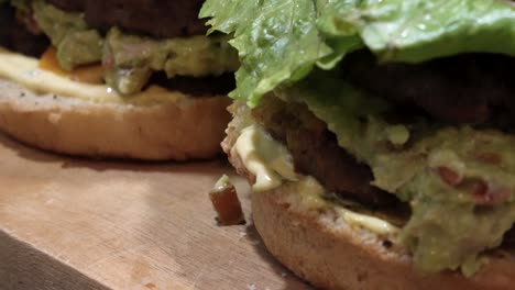 Toller-Cheeseburger-Mit-Tomaten,-Salat,-Zwiebeln,-Guacamole-Und-Spezialsauce