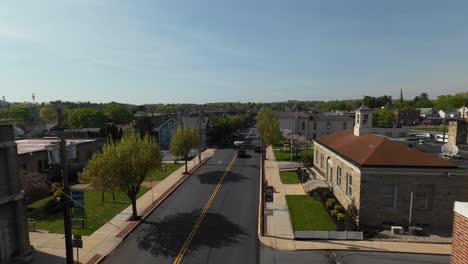 Vuelo-Lento-De-Drones-Sobre-El-Distrito-De-Elizabethtown-En-El-Condado-De-Lancaster-Con-Edificios-Históricos-Durante-El-Día-Soleado,-EE.UU.