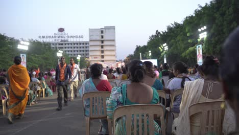 Menge-Von-Frauen,-Die-An-Lok-Sabha-Wahlkampf-Von-Uddhav-Thackeray-Auf-Dem-College-Gelände-In-Warje-Teilnehmen