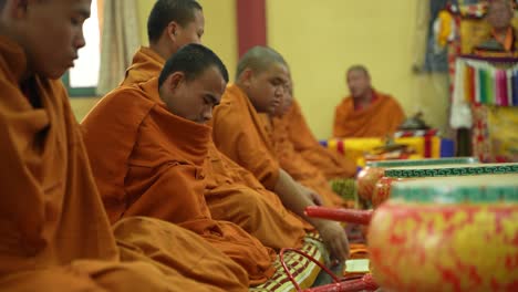 Im-Buddhistischen-Kloster-Findet-Buddhistischer-Gottesdienst-Statt