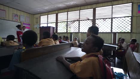 Los-Niños-En-Clase-Aprendiendo-A-Cantar-Sistema-Educativo-De-Indonesia-Escuela-De-Papua
