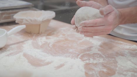 Brotzubereitung-Mit-Einem-Mit-Mehl-Bestäubten-Tisch-Auf-Einem-Rustikalen-Tisch