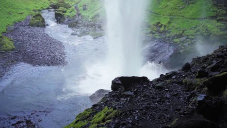 La-Base-De-Una-Cascada-Que-Choca-Contra-Las-Rocas-En-Islandia---Cámara-Lenta