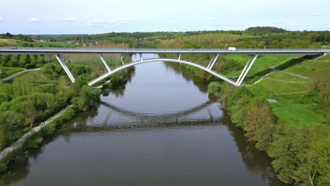 Viaducto-Sobre-El-Río-Mayenne-En-La-Campiña-De-Chateau-Gontier,-Francia