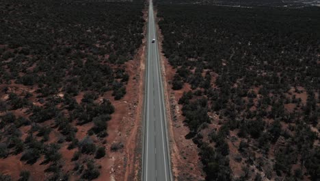 A-Lo-Largo-De-La-Desierta-Carretera-Americana,-La-Autocaravana-Viaja-A-Un-Destino-Desconocido