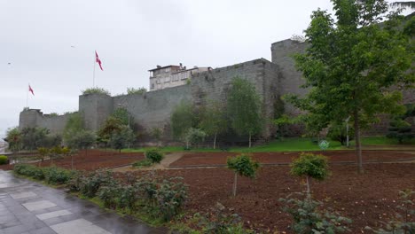 Turquía:-Vista-Panorámica-De-La-Fachada-Del-Castillo-De-Trabzon-Con-áreas-Verdes-Circundantes:-Un-Recorrido-Panorámico-De-Belleza-Histórica-Y-Natural