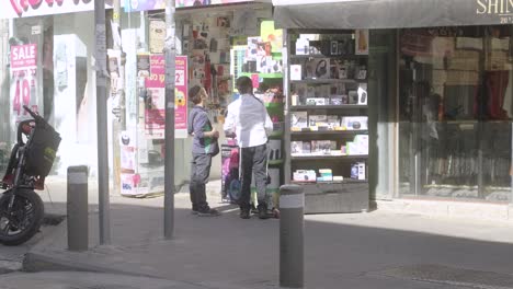 Niños-Judíos-Mirando-Artículos-Fuera-De-Una-Tienda-En-Jerusalén