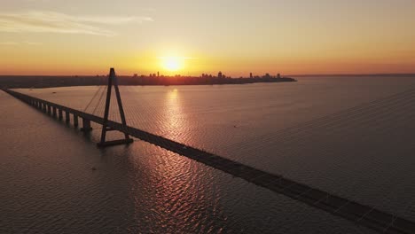 Drohne-Fliegt-Bei-Sonnenuntergang-über-Der-Internationalen-Brücke-San-Roque-Gonzalez-De-Santa-Cruz