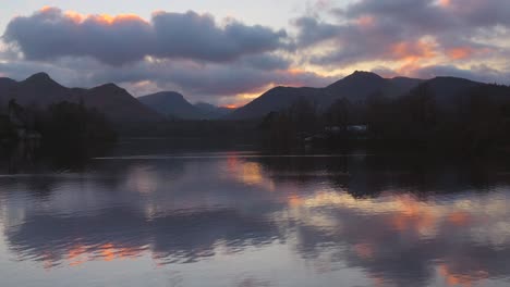 Sonnenuntergang-über-Derwentwater-Im-Lake-District-Mit-Feurigem-Himmel-Und-Bergsilhouetten